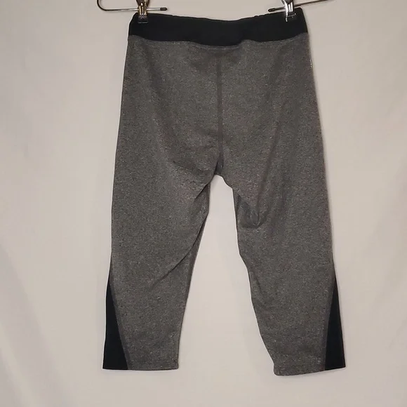 The North Face Flashdry Capri Leggings Gray Black Girls Regular Size 10-12 - Picture 2 of 10